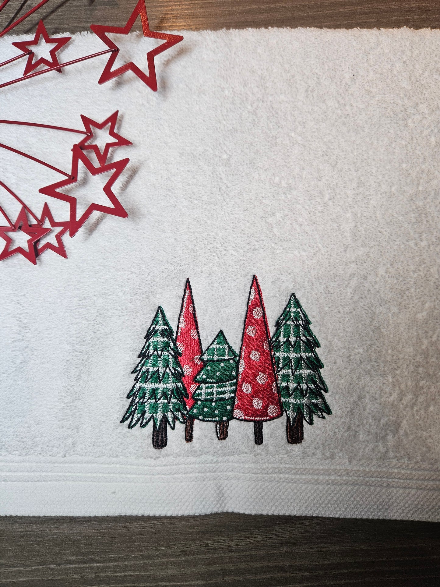 serviette pour invité brodé noël. Serviette éponge brodées  personnalisées. Serviette de toilette personnalisées. Miss broderie. Abbeville