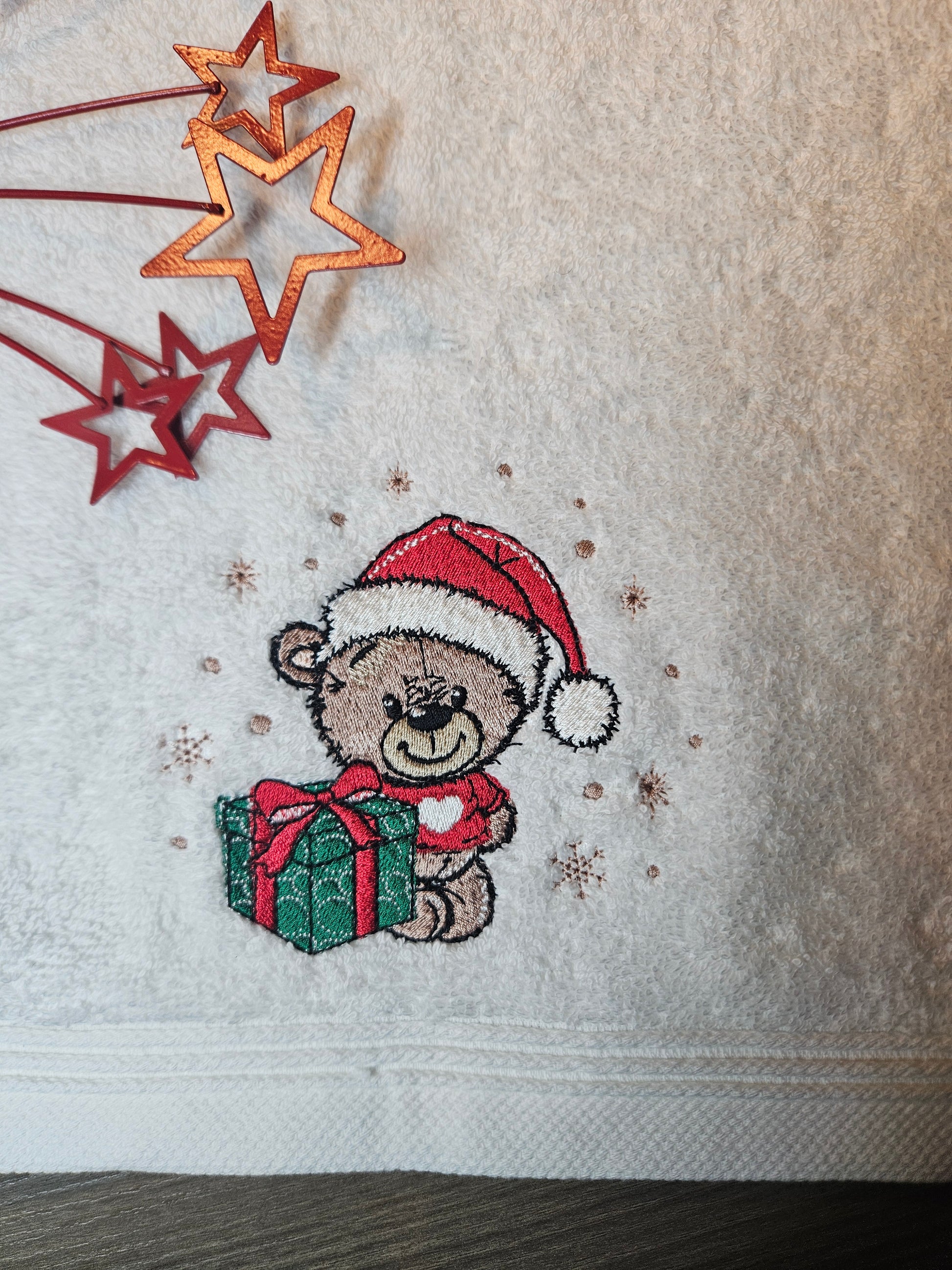 Décoration de noël personnalisée. Serviette invitées brodées personnalisées noël. Cadeau personnalisé pour noël. Miss broderie Abbeville